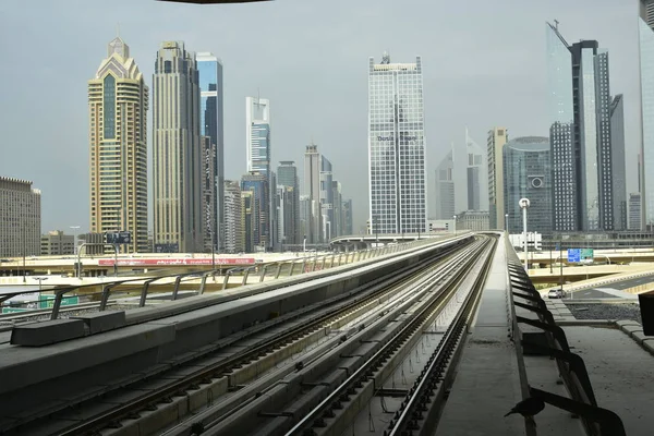 Dubai, Emiratos Árabes Unidos - 11 de febrero de 2017, The Dubai Metro es una red ferroviaria de metro totalmente automatizada y sin conductor en Dubai, Emiratos Árabes Unidos —  Fotos de Stock