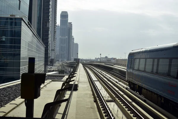 Дубай, Объединенные Арабские Эмираты - 11 февраля 2017 года, Дубай Метро является безводной, полностью автоматизированной сети метро в Дубае, Объединенные Арабские Эмираты — стоковое фото