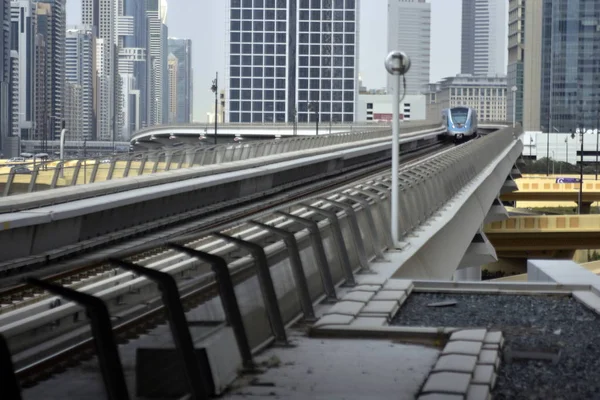 Dubai, Emiratos Árabes Unidos - 11 de febrero de 2017, The Dubai Metro es una red ferroviaria de metro totalmente automatizada y sin conductor en Dubai, Emiratos Árabes Unidos — Foto de Stock