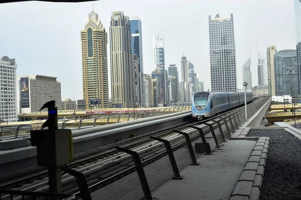 Dubai, Emiratos Árabes Unidos - 11 de febrero de 2017, The Dubai Metro es una red ferroviaria de metro totalmente automatizada y sin conductor en Dubai, Emiratos Árabes Unidos — Foto de Stock