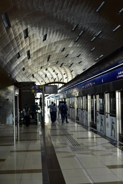 Dubai, Verenigde Arabische Emiraten - 11 februari 2017, de Dubai Metro is een driverless, volledig geautomatiseerde metro spoorwegnet in Dubai, Verenigde Arabische Emiraten — Stockfoto