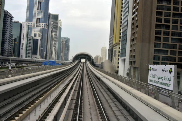 Dubai, Emiratos Árabes Unidos - 11 de febrero de 2017, The Dubai Metro es una red ferroviaria de metro totalmente automatizada y sin conductor en Dubai, Emiratos Árabes Unidos — Foto de Stock