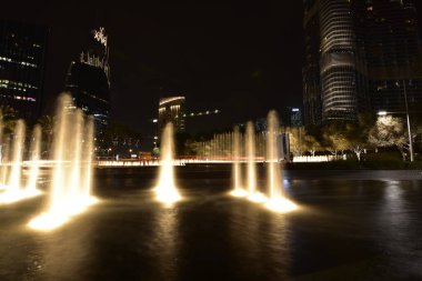 Dubai, Birleşik Arap Emirlikleri - 15 Ocak 2017: Şeyh Muhammed Bin Rashid Boulevard Dubai Alışveriş Merkezi ve Uluslararası Dubai Kongre ve Sergi Sarayı dünyanın en uzun insan yapımı binada yakınındaki