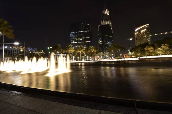 Dubai, Emirados Árabes Unidos - 15 de janeiro de 2017: Sheikh Mohammed Bin Rashid Boulevard perto do Dubai Mall e Burj Khalifa o homem mais alto do mundo — Fotografia de Stock