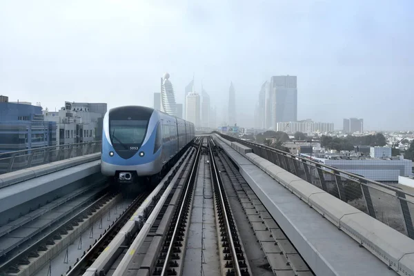 Sürücüsüz, tam otomatik metro demiryolu ağı Dubai, Suudi Arabistan, Dubai, Birleşik Arap Emirlikleri - 19 Şubat 2017 Dubai Metro olduğunu