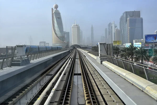 Dubai, Egyesült Arab Emírségek - 2017. február 19., a Dubai Metro egy olyan meghajtó, teljesen automatizált földalatti vasúti hálózat, Dubai, Egyesült Arab Emírségek — Stock Fotó