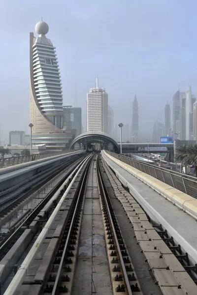 Dubai, Emirados Árabes Unidos - 19 de fevereiro de 2017, o metrô de Dubai é uma rede ferroviária de metrô totalmente automatizada e sem motorista em Dubai, Emirados Árabes Unidos — Fotografia de Stock