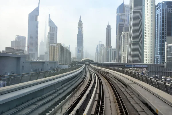Dubai, Emiratos Árabes Unidos - 19 de febrero de 2017, The Dubai Metro es una red ferroviaria de metro totalmente automatizada y sin conductor en Dubai, Emiratos Árabes Unidos — Foto de Stock