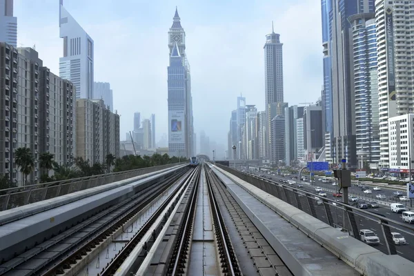 Дубай, Объединенные Арабские Эмираты - 19 февраля 2017 года, Дубай Метро является безводной, полностью автоматизированной сети метро в Дубае, Объединенные Арабские Эмираты — стоковое фото