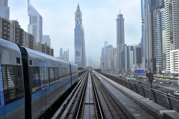 Dubai, Emiratos Árabes Unidos - 19 de febrero de 2017, The Dubai Metro es una red ferroviaria de metro totalmente automatizada y sin conductor en Dubai, Emiratos Árabes Unidos — Foto de Stock