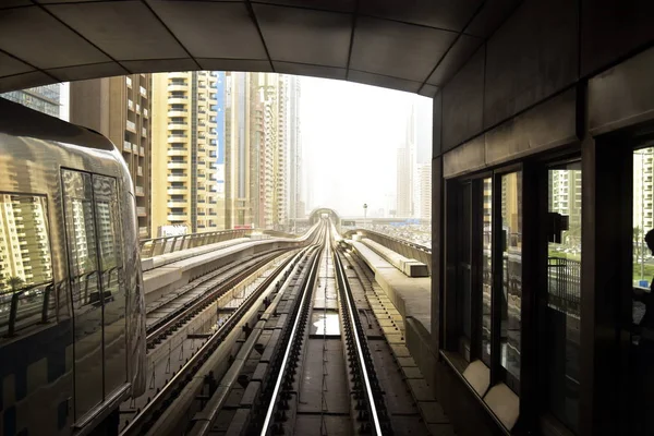 Dubai, Emiratos Árabes Unidos - 19 de febrero de 2017, The Dubai Metro es una red ferroviaria de metro totalmente automatizada y sin conductor en Dubai, Emiratos Árabes Unidos —  Fotos de Stock