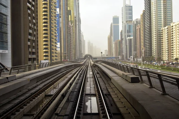 Dubai, Verenigde Arabische Emiraten - 19 februari 2017, de Dubai Metro is een driverless, volledig geautomatiseerde metro spoorwegnet in Dubai, Verenigde Arabische Emiraten — Stockfoto