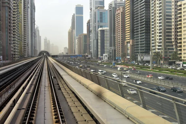 Dubai, Emirados Árabes Unidos - 19 de fevereiro de 2017, o metrô de Dubai é uma rede ferroviária de metrô totalmente automatizada e sem motorista em Dubai, Emirados Árabes Unidos — Fotografia de Stock