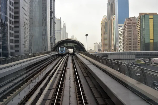 Dubai, Emirados Árabes Unidos - 19 de fevereiro de 2017, o metrô de Dubai é uma rede ferroviária de metrô totalmente automatizada e sem motorista em Dubai, Emirados Árabes Unidos — Fotografia de Stock