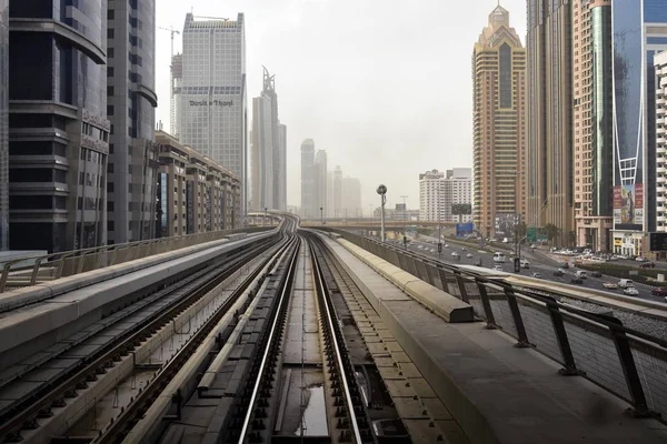 Dubaj, Spojené arabské emiráty - 19 února 2017, The Dubai Metro je síť automatického metra železniční v Dubaj, Spojené arabské emiráty — Stock fotografie