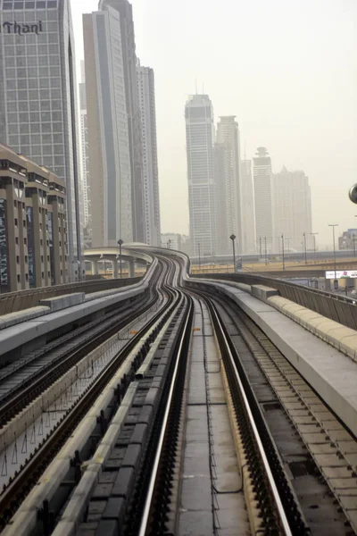 Dubai, Emiratos Árabes Unidos - 19 de febrero de 2017, The Dubai Metro es una red ferroviaria de metro totalmente automatizada y sin conductor en Dubai, Emiratos Árabes Unidos — Foto de Stock