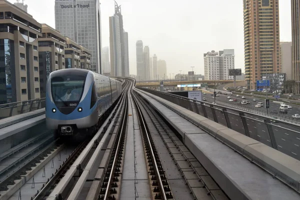Sürücüsüz, tam otomatik metro demiryolu ağı Dubai, Suudi Arabistan, Dubai, Birleşik Arap Emirlikleri - 19 Şubat 2017 Dubai Metro olduğunu