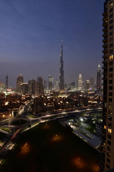 Panoramę Dubaju w nocy od południowej grani w Business Bay, Dubaj, Zjednoczone Emiraty Arabskie — Zdjęcie stockowe