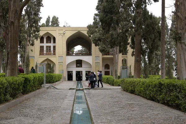Fin, Kashan, Esfahan, Iran, is 23 maart 2017, een historische Perzisch tuin. Het bevat de Kashan Fin bad, waar Amir Kabir, de bondskanselier van Qajarid, werd vermoord door een huurmoordenaar verzonden door koning Nasereddin Shah in 1852 — Stockfoto