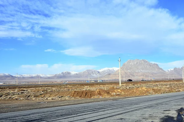 Shahin Shahr à Fereydoun Shahr, Ispahan, sur la route du printemps, à moins de 2 heures de route de l'environnement va totalement changer — Photo