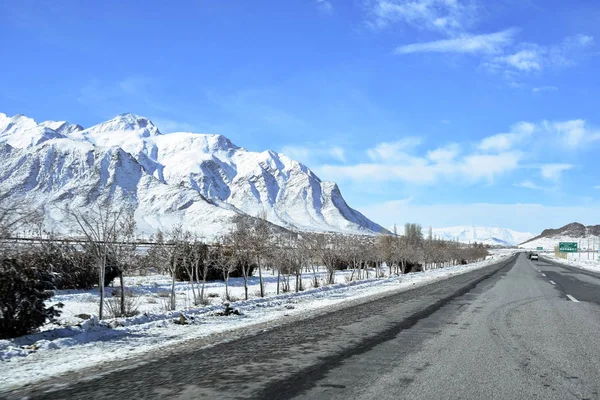 Shahin Shahr à Fereydoun Shahr, Ispahan, sur la route du printemps, à moins de 2 heures de route de l'environnement va totalement changer — Photo