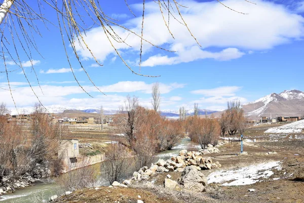 Shahin Shahr te Fereydoun Shahr, Esfahan, op de lente road trip, binnen 2 uur rijden omgeving zal totaal veranderen — Stockfoto