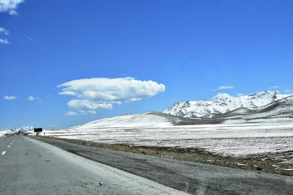 Shahin Shahr à Fereydoun Shahr, Ispahan, sur la route du printemps, à moins de 2 heures de route de l'environnement va totalement changer — Photo