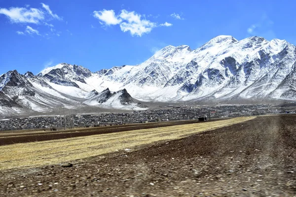 Shahin Shahr à Fereydoun Shahr, Ispahan, sur la route du printemps, à moins de 2 heures de route de l'environnement va totalement changer — Photo