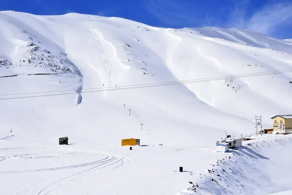 Barf Anbar, χιονοδρομικό κέντρο Fereydunshahr, Εσφαχάν, Ιράν κατά την άνοιξη — Φωτογραφία Αρχείου