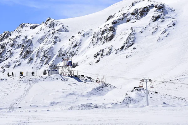 Hányadék Ánbár, Fereydunshahr ski resort, Esfahan, Irán a tavaszi idő — Stock Fotó