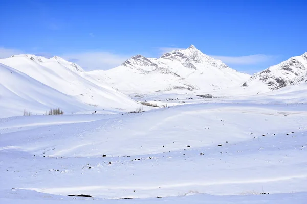 Hányadék Ánbár, Fereydunshahr ski resort, Esfahan, Irán a tavaszi idő — Stock Fotó