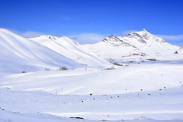 Hányadék Ánbár, Fereydunshahr ski resort, Esfahan, Irán a tavaszi idő — Stock Fotó