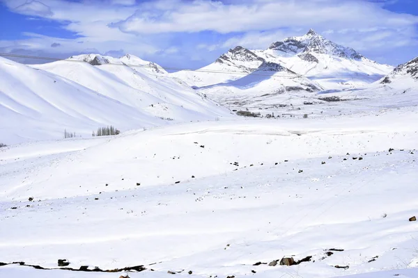 吐安巴尔，Fereydunshahr 滑雪胜地，伊斯法罕，伊朗在春天的时间 — 图库照片