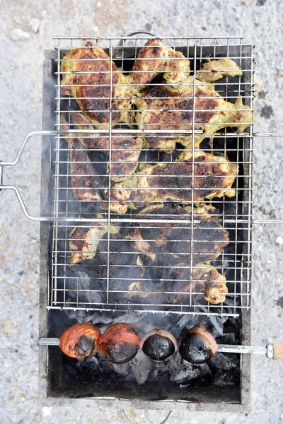 Kyckling grill med lök och tomat Jais berg, Jebel Jai — Stockfoto