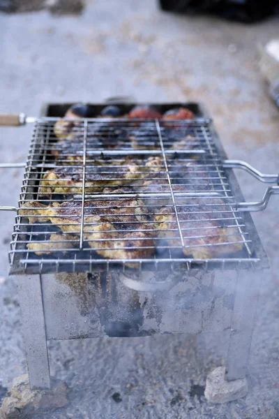 Barbacoa de pollo con cebolla y tomate Jais Mountains, Jebel Jai —  Fotos de Stock