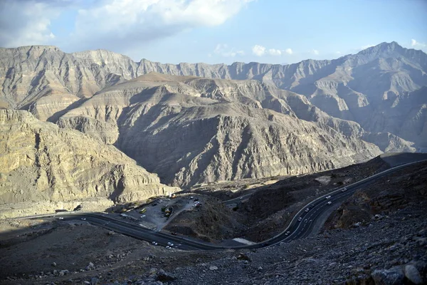 Дорога к горам Джаис, Джебель-Джас, Рас-эль-Хайма, Объединенные Арабские Эмираты — стоковое фото