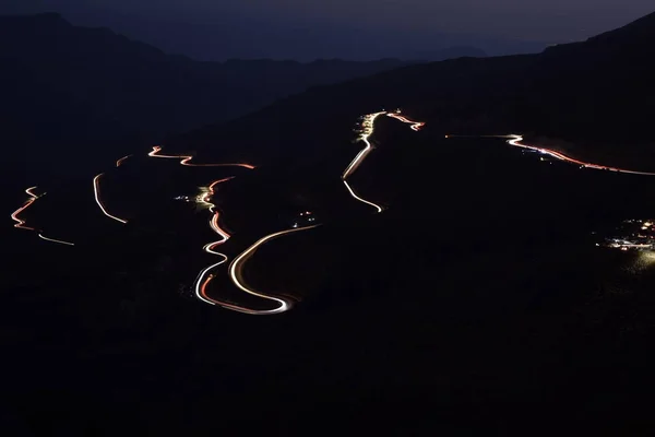 Samochód szlaków w Jais góry, Jebel Jais, Ras Al-Chajma, Zjednoczone — Zdjęcie stockowe