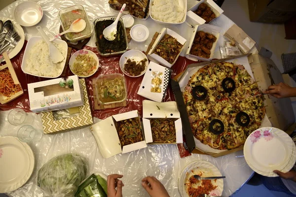 フィリピノ語の伝統的な料理、ピザやパスタ テーブルの上 — ストック写真