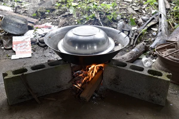 Filipino traditionell mat matlagning stil i trädgården — Stockfoto