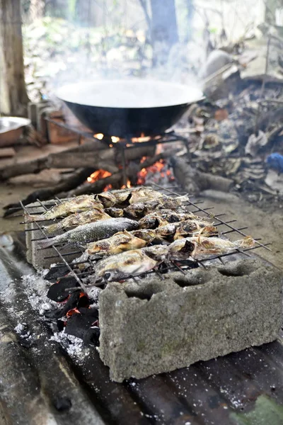Filipino traditionell mat matlagning stil i trädgården — Stockfoto