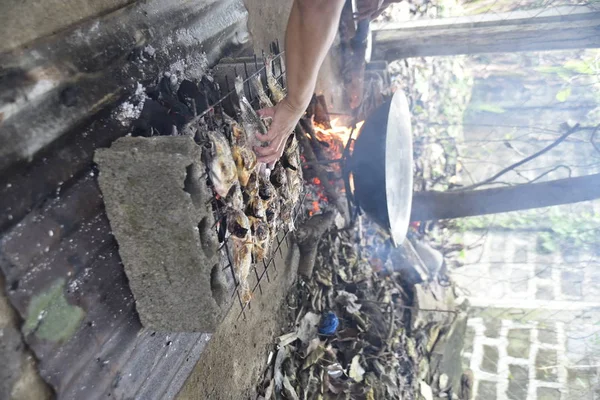 Filipino traditionell mat matlagning stil i trädgården — Stockfoto