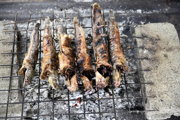 Filipino traditionell mat matlagning stil i trädgården — Stockfoto