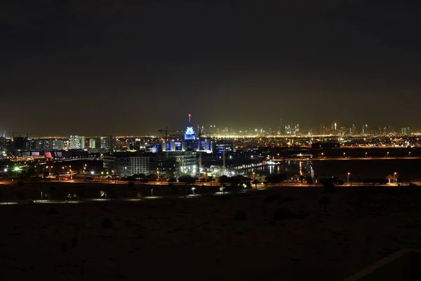 Dubai Skyline a partir de Dubai Silicon Oasis area, Dubai, United Arab — Fotografia de Stock