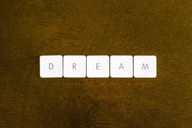 Plastik klavye alfabesi ile koyu arka plan üzerinde yazılı rüya kelime