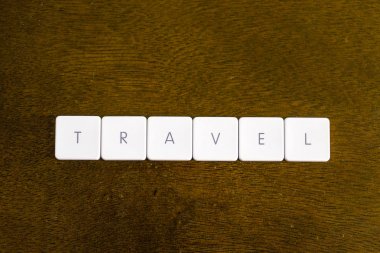 Plastik klavye alfabesi ile koyu arka plan üzerinde yazılı seyahat etmek sözcük