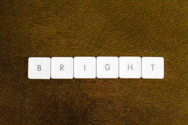 Parlak kelime plastik klavye alfabesi ile koyu arka plan üzerinde yazılı