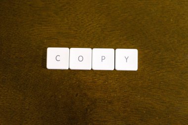 Plastik klavye alfabesi ile koyu arka plan üzerinde yazılı word kopyalamak