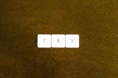 Plastik klavye alfabesi ile koyu arka plan üzerinde yazılı kelime deneyin