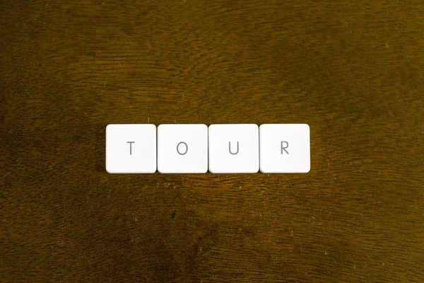 Tour Palavra Escrita Plástico Teclado Alfabeto Com Fundo Escuro — Fotografia de Stock