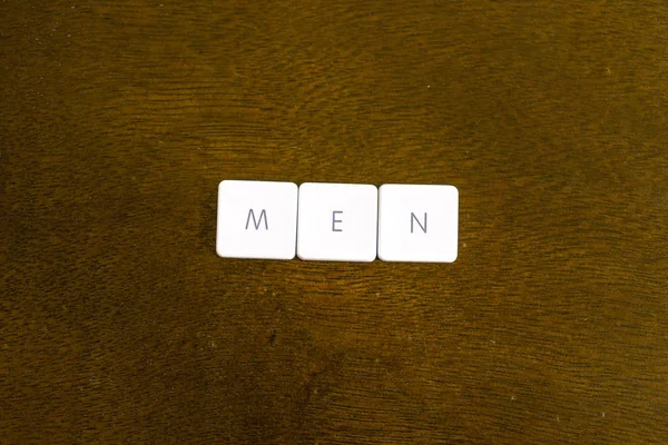 Men Palavra Escrita Plástico Teclado Alfabeto Com Fundo Escuro — Fotografia de Stock